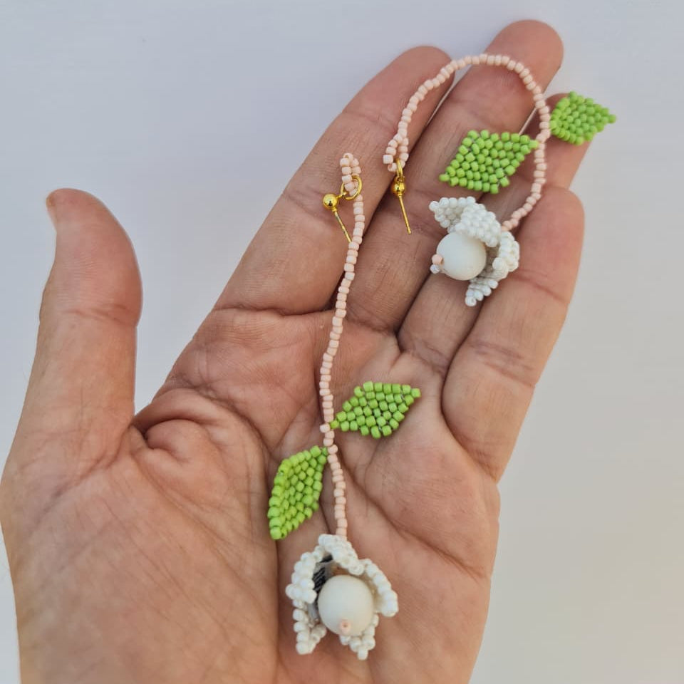 BEAD EARRING: HANGING FLOWER